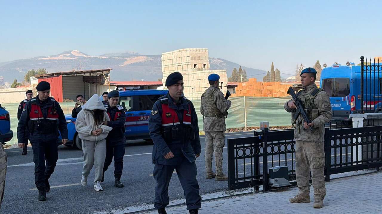 Babaannesi ve Dedesinin Altınları Çaldıktan Sonra Yaşlı Çifti Yaktığı İddia edilen Torun ve Eşi Adliyede 2